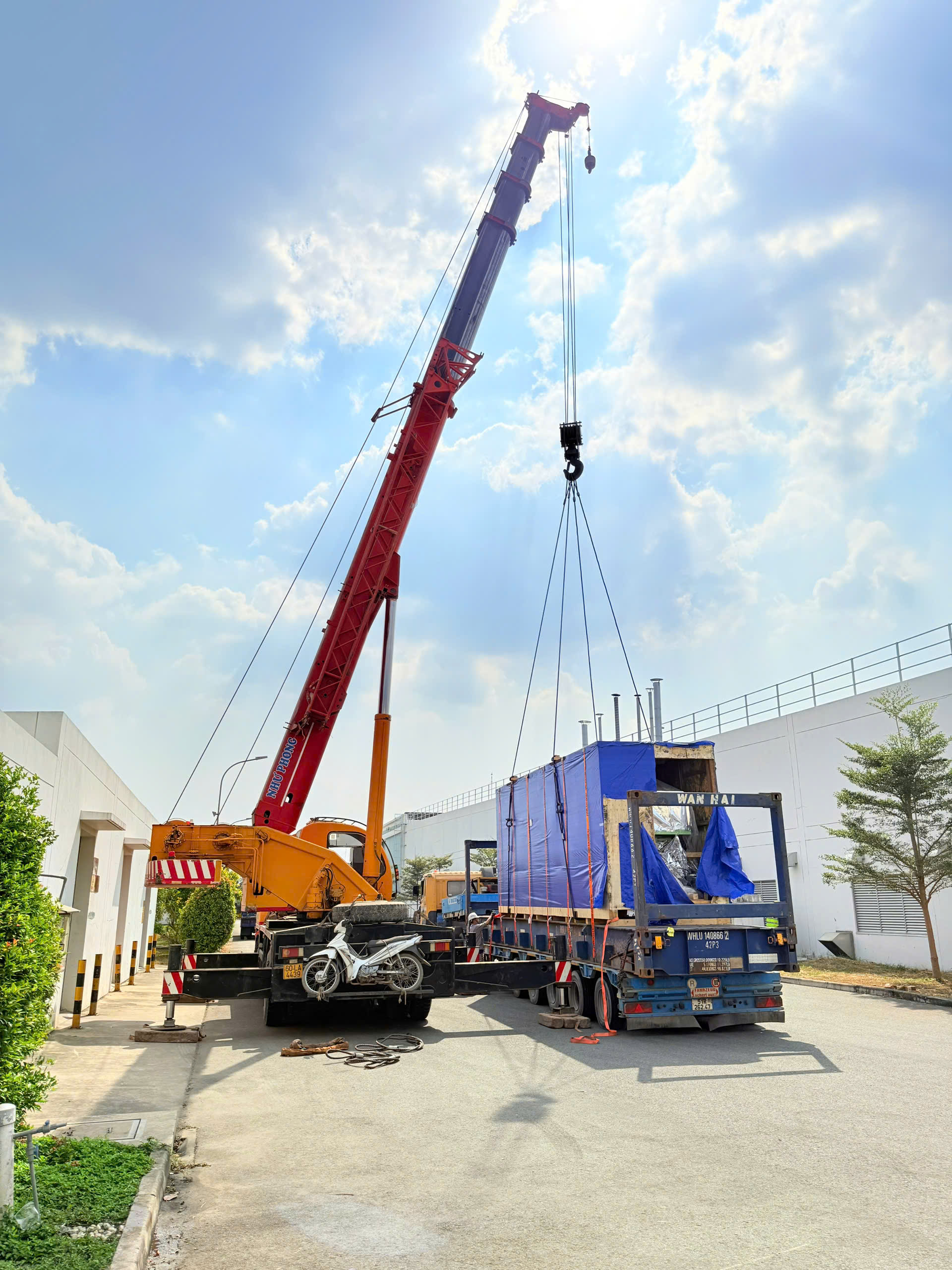 XE CẨU 70T PHỤC VỤ CẨU MÁY TẠI ĐẠI ĐĂNG